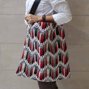 Χειροποίητη τσάντα με περίτεχνα μοτίβα, καλλιτεχνικά prints και προσεγμένες ραφές. Κάθε σχέδιο είναι μοναδικό, με ιδιαίτερα σχήματα και υφές που αναδεικνύουν τη δημιουργικότητα και τη λεπτομέρεια της χειροποίητης τέχνης. Μια ξεχωριστή επιλογή για όσους αγαπούν τα statement αξεσουάρ και το αυθεντικό design. Handmade bag featuring intricate patterns, artistic prints, and carefully crafted stitching. Each design is unique, with distinctive shapes and textures that highlight creativity and artisanal detail. A standout accessory for those who appreciate authentic, statement-making style.