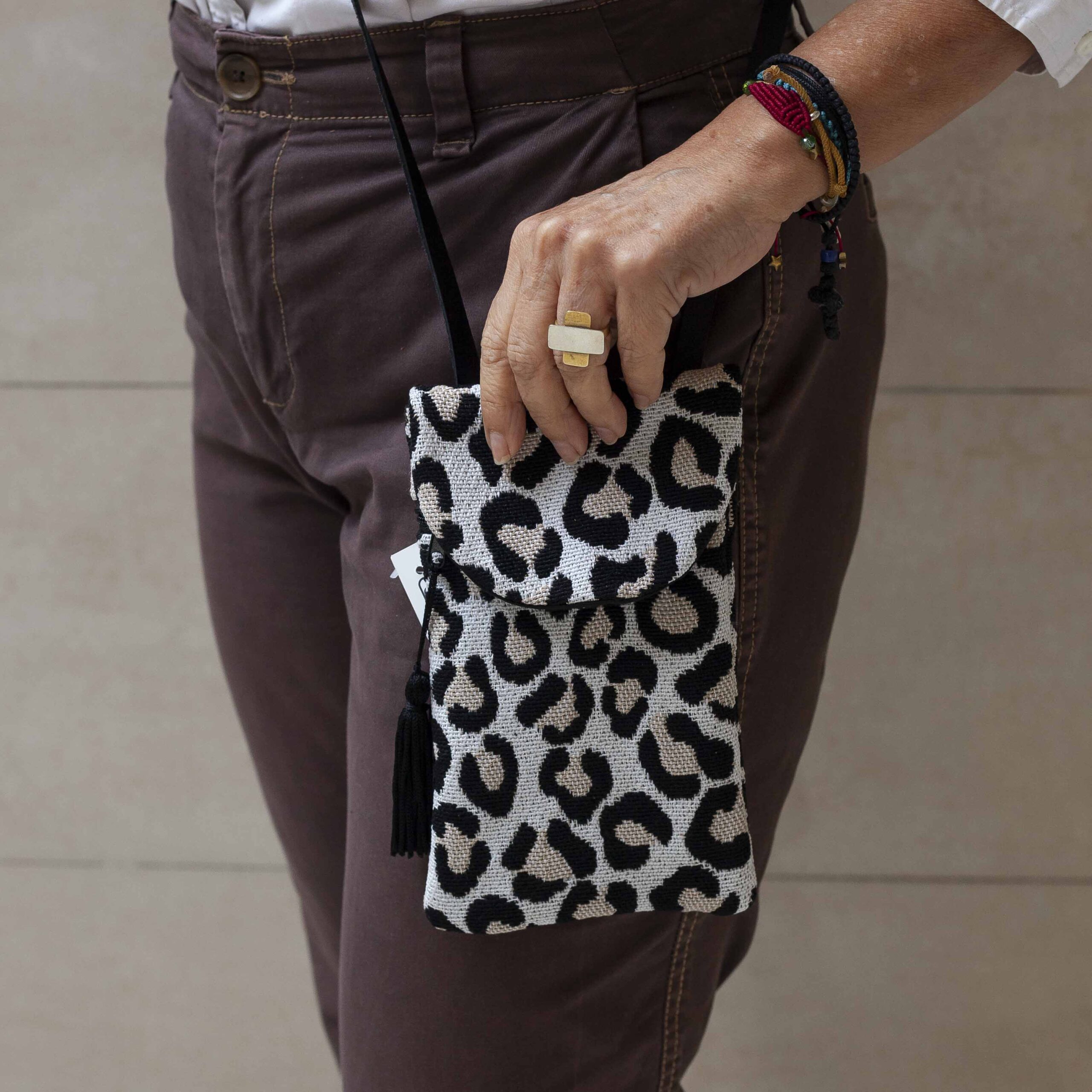 Χειροποίητη τσάντα με περίτεχνα μοτίβα, καλλιτεχνικά prints και προσεγμένες ραφές. Κάθε σχέδιο είναι μοναδικό, με ιδιαίτερα σχήματα και υφές που αναδεικνύουν τη δημιουργικότητα και τη λεπτομέρεια της χειροποίητης τέχνης. Μια ξεχωριστή επιλογή για όσους αγαπούν τα statement αξεσουάρ και το αυθεντικό design. Handmade bag featuring intricate patterns, artistic prints, and carefully crafted stitching. Each design is unique, with distinctive shapes and textures that highlight creativity and artisanal detail. A standout accessory for those who appreciate authentic, statement-making style.