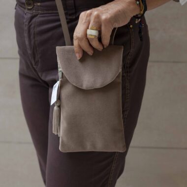 Χειροποίητη τσάντα με περίτεχνα μοτίβα, καλλιτεχνικά prints και προσεγμένες ραφές. Κάθε σχέδιο είναι μοναδικό, με ιδιαίτερα σχήματα και υφές που αναδεικνύουν τη δημιουργικότητα και τη λεπτομέρεια της χειροποίητης τέχνης. Μια ξεχωριστή επιλογή για όσους αγαπούν τα statement αξεσουάρ και το αυθεντικό design. Handmade bag featuring intricate patterns, artistic prints, and carefully crafted stitching. Each design is unique, with distinctive shapes and textures that highlight creativity and artisanal detail. A standout accessory for those who appreciate authentic, statement-making style.