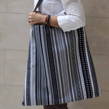 Χειροποίητη τσάντα με περίτεχνα μοτίβα, καλλιτεχνικά prints και προσεγμένες ραφές. Κάθε σχέδιο είναι μοναδικό, με ιδιαίτερα σχήματα και υφές που αναδεικνύουν τη δημιουργικότητα και τη λεπτομέρεια της χειροποίητης τέχνης. Μια ξεχωριστή επιλογή για όσους αγαπούν τα statement αξεσουάρ και το αυθεντικό design. Handmade bag featuring intricate patterns, artistic prints, and carefully crafted stitching. Each design is unique, with distinctive shapes and textures that highlight creativity and artisanal detail. A standout accessory for those who appreciate authentic, statement-making style.