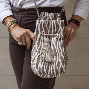 Χειροποίητη τσάντα με περίτεχνα μοτίβα, καλλιτεχνικά prints και προσεγμένες ραφές. Κάθε σχέδιο είναι μοναδικό, με ιδιαίτερα σχήματα και υφές που αναδεικνύουν τη δημιουργικότητα και τη λεπτομέρεια της χειροποίητης τέχνης. Μια ξεχωριστή επιλογή για όσους αγαπούν τα statement αξεσουάρ και το αυθεντικό design. Handmade bag featuring intricate patterns, artistic prints, and carefully crafted stitching. Each design is unique, with distinctive shapes and textures that highlight creativity and artisanal detail. A standout accessory for those who appreciate authentic, statement-making style.