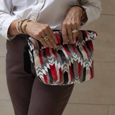 Χειροποίητη τσάντα με περίτεχνα μοτίβα, καλλιτεχνικά prints και προσεγμένες ραφές. Κάθε σχέδιο είναι μοναδικό, με ιδιαίτερα σχήματα και υφές που αναδεικνύουν τη δημιουργικότητα και τη λεπτομέρεια της χειροποίητης τέχνης. Μια ξεχωριστή επιλογή για όσους αγαπούν τα statement αξεσουάρ και το αυθεντικό design. Handmade bag featuring intricate patterns, artistic prints, and carefully crafted stitching. Each design is unique, with distinctive shapes and textures that highlight creativity and artisanal detail. A standout accessory for those who appreciate authentic, statement-making style.
