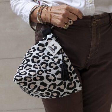 Χειροποίητη τσάντα με περίτεχνα μοτίβα, καλλιτεχνικά prints και προσεγμένες ραφές. Κάθε σχέδιο είναι μοναδικό, με ιδιαίτερα σχήματα και υφές που αναδεικνύουν τη δημιουργικότητα και τη λεπτομέρεια της χειροποίητης τέχνης. Μια ξεχωριστή επιλογή για όσους αγαπούν τα statement αξεσουάρ και το αυθεντικό design. Handmade bag featuring intricate patterns, artistic prints, and carefully crafted stitching. Each design is unique, with distinctive shapes and textures that highlight creativity and artisanal detail. A standout accessory for those who appreciate authentic, statement-making style.