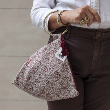 Χειροποίητη τσάντα με περίτεχνα μοτίβα, καλλιτεχνικά prints και προσεγμένες ραφές. Κάθε σχέδιο είναι μοναδικό, με ιδιαίτερα σχήματα και υφές που αναδεικνύουν τη δημιουργικότητα και τη λεπτομέρεια της χειροποίητης τέχνης. Μια ξεχωριστή επιλογή για όσους αγαπούν τα statement αξεσουάρ και το αυθεντικό design. Handmade bag featuring intricate patterns, artistic prints, and carefully crafted stitching. Each design is unique, with distinctive shapes and textures that highlight creativity and artisanal detail. A standout accessory for those who appreciate authentic, statement-making style.