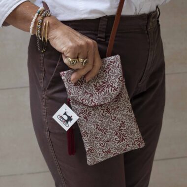 Χειροποίητη τσάντα με περίτεχνα μοτίβα, καλλιτεχνικά prints και προσεγμένες ραφές. Κάθε σχέδιο είναι μοναδικό, με ιδιαίτερα σχήματα και υφές που αναδεικνύουν τη δημιουργικότητα και τη λεπτομέρεια της χειροποίητης τέχνης. Μια ξεχωριστή επιλογή για όσους αγαπούν τα statement αξεσουάρ και το αυθεντικό design. Handmade bag featuring intricate patterns, artistic prints, and carefully crafted stitching. Each design is unique, with distinctive shapes and textures that highlight creativity and artisanal detail. A standout accessory for those who appreciate authentic, statement-making style.