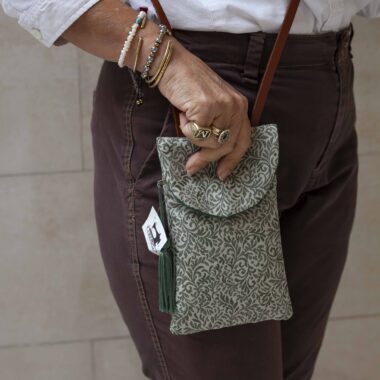 Χειροποίητη τσάντα με περίτεχνα μοτίβα, καλλιτεχνικά prints και προσεγμένες ραφές. Κάθε σχέδιο είναι μοναδικό, με ιδιαίτερα σχήματα και υφές που αναδεικνύουν τη δημιουργικότητα και τη λεπτομέρεια της χειροποίητης τέχνης. Μια ξεχωριστή επιλογή για όσους αγαπούν τα statement αξεσουάρ και το αυθεντικό design. Handmade bag featuring intricate patterns, artistic prints, and carefully crafted stitching. Each design is unique, with distinctive shapes and textures that highlight creativity and artisanal detail. A standout accessory for those who appreciate authentic, statement-making style.