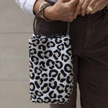 Χειροποίητη τσάντα με περίτεχνα μοτίβα, καλλιτεχνικά prints και προσεγμένες ραφές. Κάθε σχέδιο είναι μοναδικό, με ιδιαίτερα σχήματα και υφές που αναδεικνύουν τη δημιουργικότητα και τη λεπτομέρεια της χειροποίητης τέχνης. Μια ξεχωριστή επιλογή για όσους αγαπούν τα statement αξεσουάρ και το αυθεντικό design. Handmade bag featuring intricate patterns, artistic prints, and carefully crafted stitching. Each design is unique, with distinctive shapes and textures that highlight creativity and artisanal detail. A standout accessory for those who appreciate authentic, statement-making style.