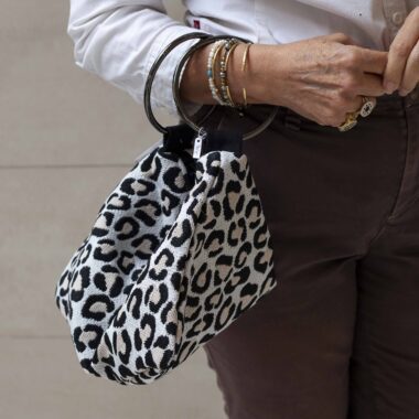 Χειροποίητη τσάντα με περίτεχνα μοτίβα, καλλιτεχνικά prints και προσεγμένες ραφές. Κάθε σχέδιο είναι μοναδικό, με ιδιαίτερα σχήματα και υφές που αναδεικνύουν τη δημιουργικότητα και τη λεπτομέρεια της χειροποίητης τέχνης. Μια ξεχωριστή επιλογή για όσους αγαπούν τα statement αξεσουάρ και το αυθεντικό design. Handmade bag featuring intricate patterns, artistic prints, and carefully crafted stitching. Each design is unique, with distinctive shapes and textures that highlight creativity and artisanal detail. A standout accessory for those who appreciate authentic, statement-making style.