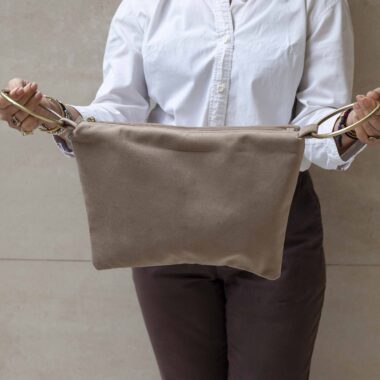 Χειροποίητη τσάντα με περίτεχνα μοτίβα, καλλιτεχνικά prints και προσεγμένες ραφές. Κάθε σχέδιο είναι μοναδικό, με ιδιαίτερα σχήματα και υφές που αναδεικνύουν τη δημιουργικότητα και τη λεπτομέρεια της χειροποίητης τέχνης. Μια ξεχωριστή επιλογή για όσους αγαπούν τα statement αξεσουάρ και το αυθεντικό design. Handmade bag featuring intricate patterns, artistic prints, and carefully crafted stitching. Each design is unique, with distinctive shapes and textures that highlight creativity and artisanal detail. A standout accessory for those who appreciate authentic, statement-making style.