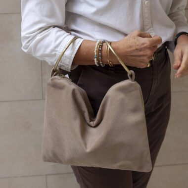 Χειροποίητη τσάντα με περίτεχνα μοτίβα, καλλιτεχνικά prints και προσεγμένες ραφές. Κάθε σχέδιο είναι μοναδικό, με ιδιαίτερα σχήματα και υφές που αναδεικνύουν τη δημιουργικότητα και τη λεπτομέρεια της χειροποίητης τέχνης. Μια ξεχωριστή επιλογή για όσους αγαπούν τα statement αξεσουάρ και το αυθεντικό design. Handmade bag featuring intricate patterns, artistic prints, and carefully crafted stitching. Each design is unique, with distinctive shapes and textures that highlight creativity and artisanal detail. A standout accessory for those who appreciate authentic, statement-making style.