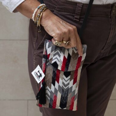 Χειροποίητη τσάντα με περίτεχνα μοτίβα, καλλιτεχνικά prints και προσεγμένες ραφές. Κάθε σχέδιο είναι μοναδικό, με ιδιαίτερα σχήματα και υφές που αναδεικνύουν τη δημιουργικότητα και τη λεπτομέρεια της χειροποίητης τέχνης. Μια ξεχωριστή επιλογή για όσους αγαπούν τα statement αξεσουάρ και το αυθεντικό design. Handmade bag featuring intricate patterns, artistic prints, and carefully crafted stitching. Each design is unique, with distinctive shapes and textures that highlight creativity and artisanal detail. A standout accessory for those who appreciate authentic, statement-making style.