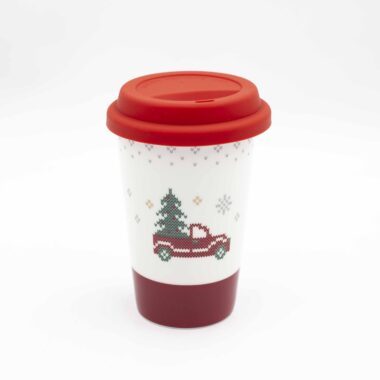 Κεραμικό ποτήρι με σιλικονούχο καπάκι, διακοσμημένο με χριστουγεννιάτικα σχέδια όπως δέντρα και χιονονιφάδες.Ceramic mug with silicone lid featuring festive Christmas designs such as trees and snowflakes
