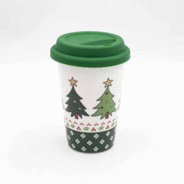 Κεραμικό ποτήρι με σιλικονούχο καπάκι, διακοσμημένο με χριστουγεννιάτικα σχέδια όπως δέντρα και χιονονιφάδες.Ceramic mug with silicone lid featuring festive Christmas designs such as trees and snowflakes