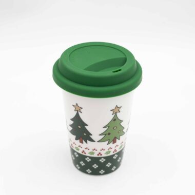 Κεραμικό ποτήρι με σιλικονούχο καπάκι, διακοσμημένο με χριστουγεννιάτικα σχέδια όπως δέντρα και χιονονιφάδες.Ceramic mug with silicone lid featuring festive Christmas designs such as trees and snowflakes