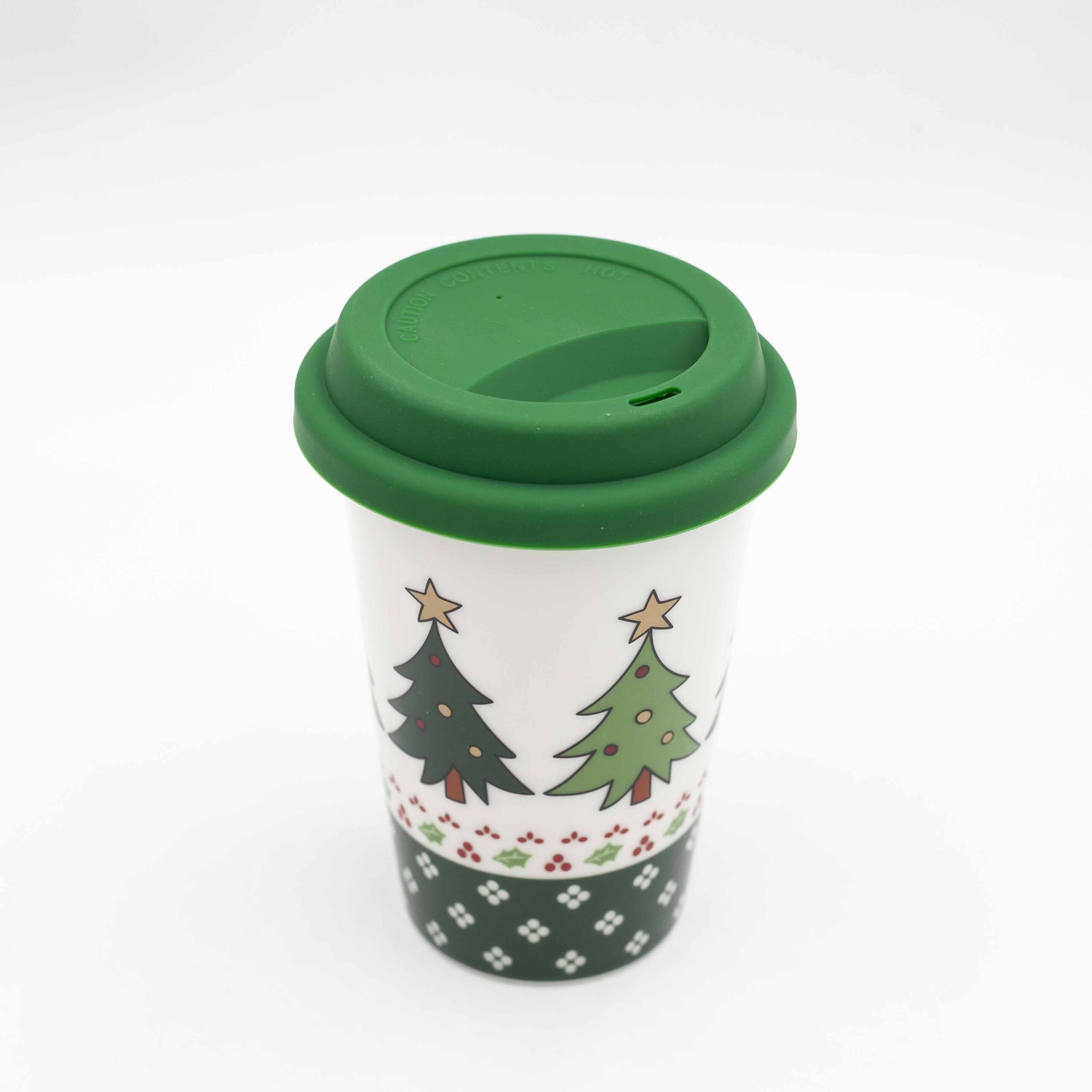 Κεραμικό ποτήρι με σιλικονούχο καπάκι, διακοσμημένο με χριστουγεννιάτικα σχέδια όπως δέντρα και χιονονιφάδες.Ceramic mug with silicone lid featuring festive Christmas designs such as trees and snowflakes