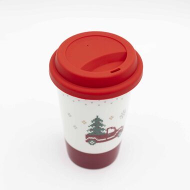 Κεραμικό ποτήρι με σιλικονούχο καπάκι, διακοσμημένο με χριστουγεννιάτικα σχέδια όπως δέντρα και χιονονιφάδες.Ceramic mug with silicone lid featuring festive Christmas designs such as trees and snowflakes