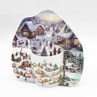 Πορσελάνινες κούπες με χριστουγεννιάτικα σχέδια, τοπία και σπιτάκια σε εορταστικά χρώματα.Porcelain mugs decorated with Christmas landscapes and cozy holiday houses in festive colors.