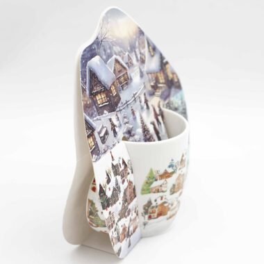 Πορσελάνινες κούπες με χριστουγεννιάτικα σχέδια, τοπία και σπιτάκια σε εορταστικά χρώματα.Porcelain mugs decorated with Christmas landscapes and cozy holiday houses in festive colors.