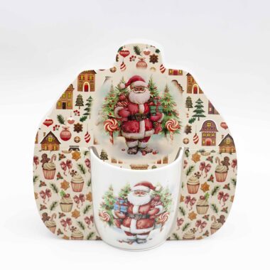 Πορσελάνινες κούπες με χριστουγεννιάτικα σχέδια, τοπία και σπιτάκια σε εορταστικά χρώματα.Porcelain mugs decorated with Christmas landscapes and cozy holiday houses in festive colors.