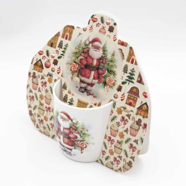 Πορσελάνινες κούπες με χριστουγεννιάτικα σχέδια, τοπία και σπιτάκια σε εορταστικά χρώματα.Porcelain mugs decorated with Christmas landscapes and cozy holiday houses in festive colors.
