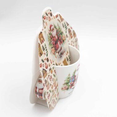 Πορσελάνινες κούπες με χριστουγεννιάτικα σχέδια, τοπία και σπιτάκια σε εορταστικά χρώματα.Porcelain mugs decorated with Christmas landscapes and cozy holiday houses in festive colors.