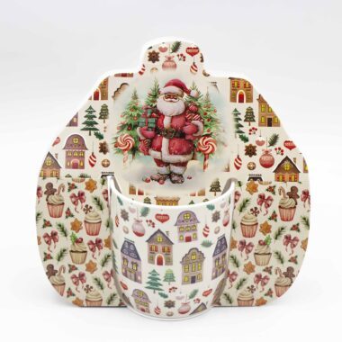 Πορσελάνινες κούπες με χριστουγεννιάτικα σχέδια, τοπία και σπιτάκια σε εορταστικά χρώματα.Porcelain mugs decorated with Christmas landscapes and cozy holiday houses in festive colors.