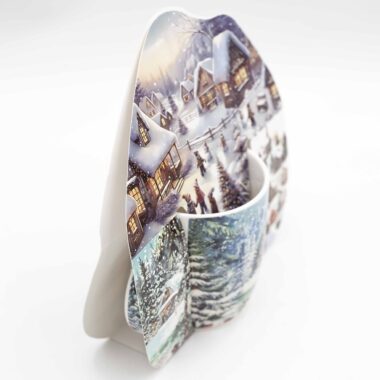 Πορσελάνινες κούπες με χριστουγεννιάτικα σχέδια, τοπία και σπιτάκια σε εορταστικά χρώματα.Porcelain mugs decorated with Christmas landscapes and cozy holiday houses in festive colors.