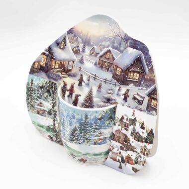 Πορσελάνινες κούπες με χριστουγεννιάτικα σχέδια, τοπία και σπιτάκια σε εορταστικά χρώματα.Porcelain mugs decorated with Christmas landscapes and cozy holiday houses in festive colors.