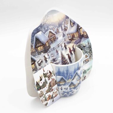 Πορσελάνινες κούπες με χριστουγεννιάτικα σχέδια, τοπία και σπιτάκια σε εορταστικά χρώματα.Porcelain mugs decorated with Christmas landscapes and cozy holiday houses in festive colors.