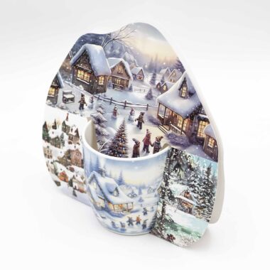 Πορσελάνινες κούπες με χριστουγεννιάτικα σχέδια, τοπία και σπιτάκια σε εορταστικά χρώματα.Porcelain mugs decorated with Christmas landscapes and cozy holiday houses in festive colors.