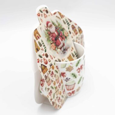 Πορσελάνινες κούπες με χριστουγεννιάτικα σχέδια, τοπία και σπιτάκια σε εορταστικά χρώματα.Porcelain mugs decorated with Christmas landscapes and cozy holiday houses in festive colors.