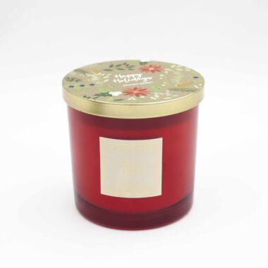 Μεγάλο κερί σε γυάλινο βαζάκι με άρωμα Spiced Berry, διακοσμημένο σε γιορτινό ύφος.Large glass jar candle with Spiced Berry fragrance in a festive design.