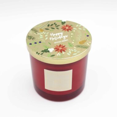 Μεγάλο κερί σε γυάλινο βαζάκι με άρωμα Spiced Berry, διακοσμημένο σε γιορτινό ύφος.Large glass jar candle with Spiced Berry fragrance in a festive design.