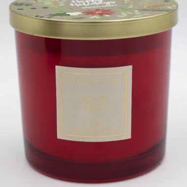 Μεγάλο κερί σε γυάλινο βαζάκι με άρωμα Spiced Berry, διακοσμημένο σε γιορτινό ύφος.Large glass jar candle with Spiced Berry fragrance in a festive design.