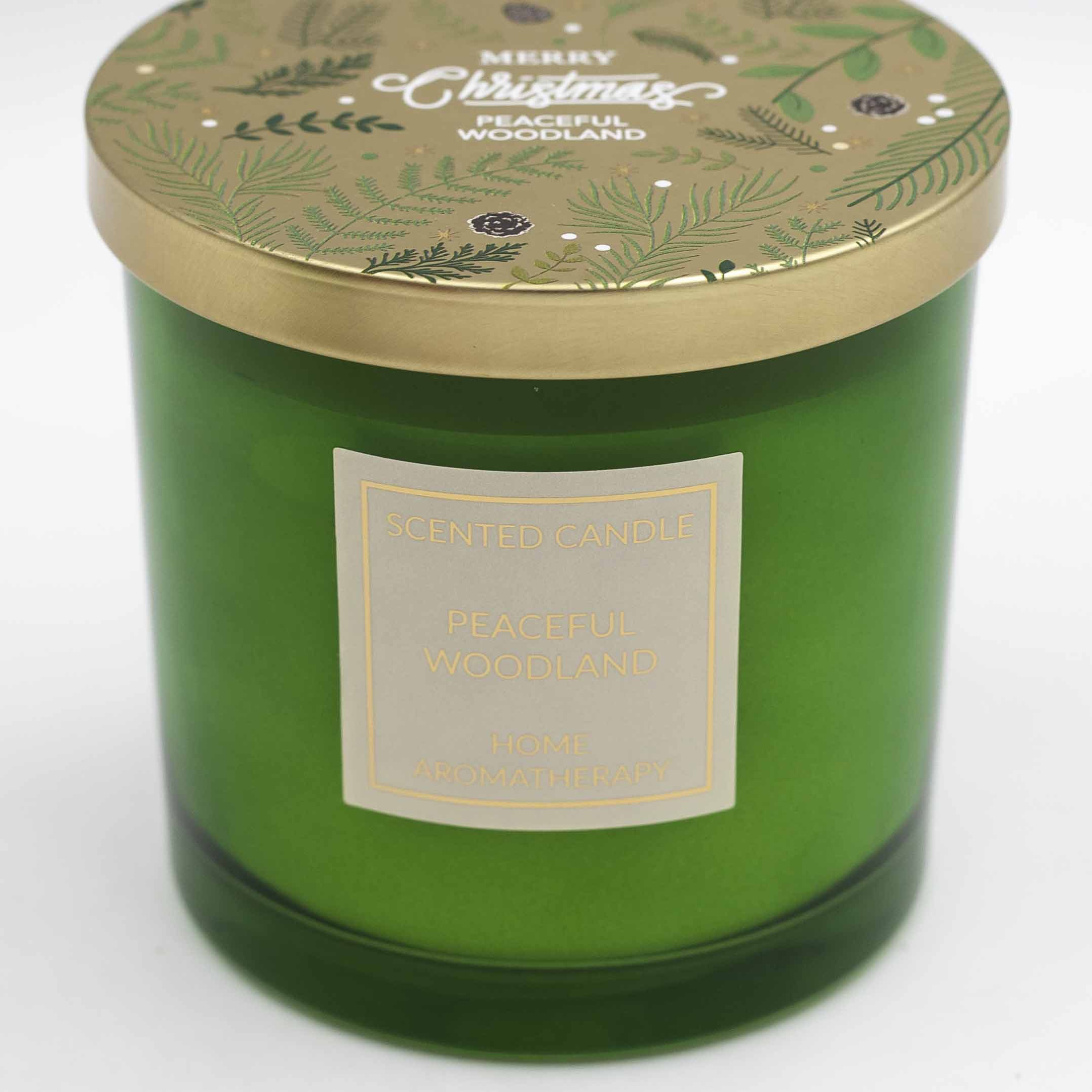 Μεγάλο κερί σε γυάλινο βαζάκι με άρωμα Spiced Berry, διακοσμημένο σε γιορτινό ύφος.Large glass jar candle with Spiced Berry fragrance in a festive design.