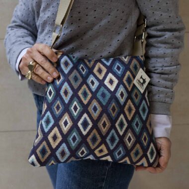 χειροποίητη τσάντα με ρόμβους με ύφασμα ταφτά. πανέμορφη τσάντα που μπορεί να φορεθεί στο πλάι η διαγώνια. Σε μπεζ καφέ και μπλε αποχρώσεις. Handmade bag with rhombus and thick fabric. Very beautiful, it can be worn on the side or diagonical. In beige and blue shades.