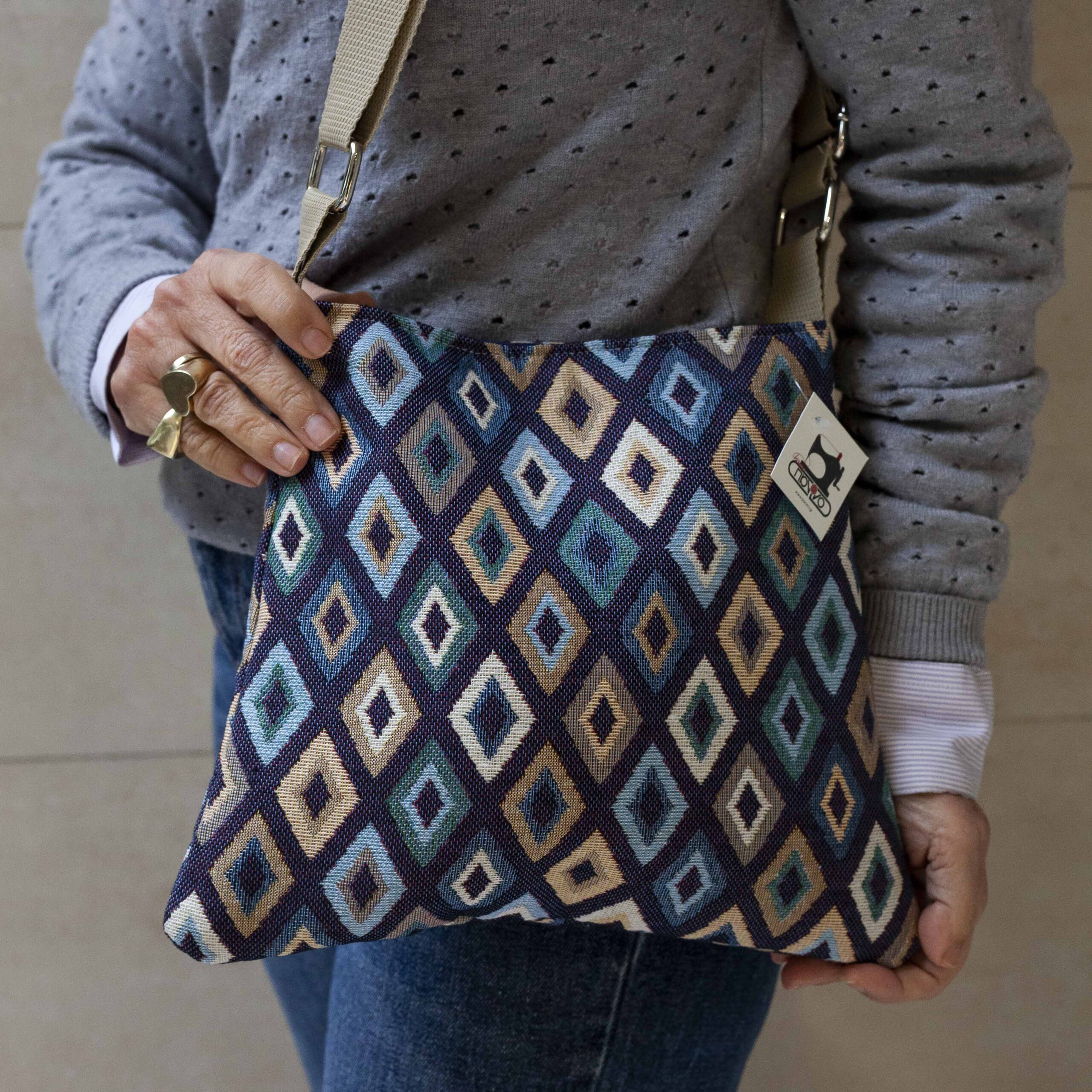 χειροποίητη τσάντα με ρόμβους με ύφασμα ταφτά. πανέμορφη τσάντα που μπορεί να φορεθεί στο πλάι η διαγώνια. Σε μπεζ καφέ και μπλε αποχρώσεις. Handmade bag with rhombus and thick fabric. Very beautiful, it can be worn on the side or diagonical. In beige and blue shades.