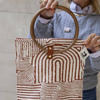 χειροποίητη τσάντα με ξύλινο χερούλι και χοντρό ύφασμα. με ιδιαίτερα μοτίβα και καφέ και μπεζ αποχρώσεις. Handmade bag with wooden handle and thick fabric with beautiful patterns with beige and brown colors.