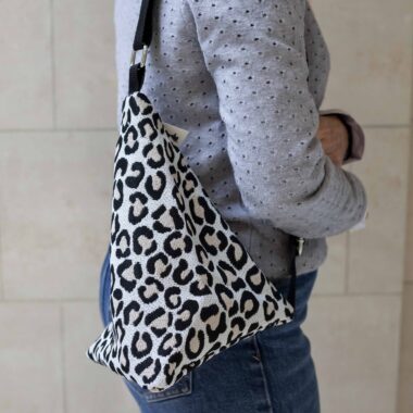 χειροποίητη τσάντα ώμου με λεοπάρ μοτίβα και τριγωνικό σχήμα. shoulder handmade triangle bag with leopard patterns.