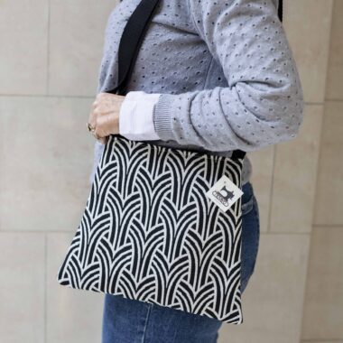 χειροποίητη τσάντα με ασπρόμαυρο ύφασμα ταφτά. πανέμορφη τσάντα που μπορεί να φορεθεί στο πλάι η διαγώνια. Σε ασπρόμαυρες αποχρώσεις. Handmade bag with black and white and thick fabric. Very beautiful, it can be worn on the side or diagonical.