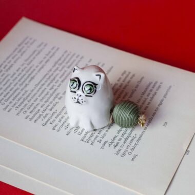 handmade ceramic small lucky charm white cat . χειροποίητη κεραμική λευκή γατούλα γούρι.