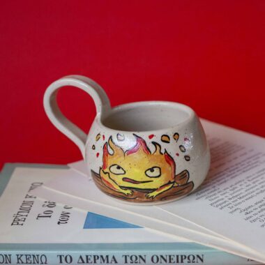 round mug with calcifer from howls moving castle. χειροποίητη κούπα με πηλό υψηλής θερμοκρασίασ και τον αγαπημένο μας calcifer απο το κινούμενο κάστρο.