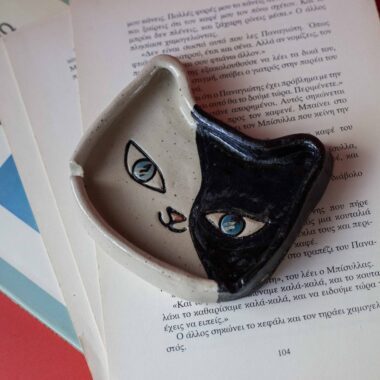 κεραμικό τασάκι ταξιντο γάτα με πηλό υψηλής θερμοκρασίας. handmade tuxedo cat ashtray with high temperature clay.