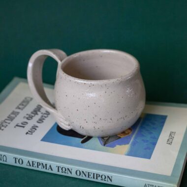 handmade mug with high temperature clay and the shape of a belly and a hand. χειροποίητη κεραμική κούπα με υψηλής θερμοκρασίας πηλό και σχήμα κοιλίτσας και χεριού.