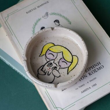 handmade ashtray with bubbles and cat. χειροποίητο τασάκι με την Bubbles και τη γάτα της. υψηλής θερμοκρασίας πηλός. high temperature clay.