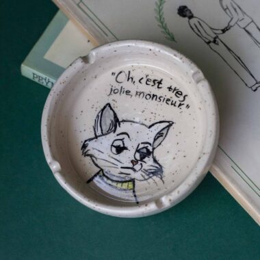 handmade ashtray with duchess from aristocats. χειροποίητο τασάκι με την Δούκισσα από τις αριστόγατες. υψηλής θερμοκρασίας πηλός. high temperature clay.