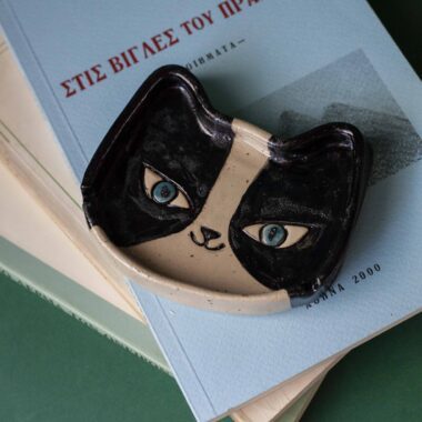 κεραμικό τασάκι ταξιντο γάτα με πηλό υψηλής θερμοκρασίας. handmade tuxedo cat ashtray with high temperature clay.