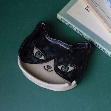κεραμικό τασάκι ταξιντο γάτα με πηλό υψηλής θερμοκρασίας. handmade tuxedo cat ashtray with high temperature clay.