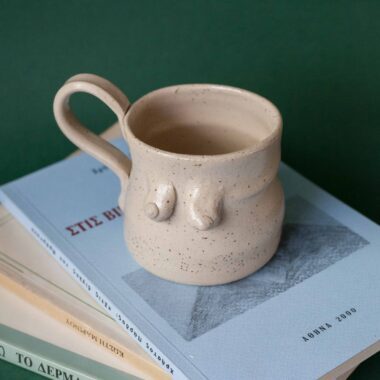 handmade mug with high temperature clay and the shape of a body with boobs. χειροποίητη κεραμική κούπα με υψηλής θερμοκρασίας πηλό και σχήμα σώματος με στήθη.