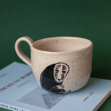χειροποίητη κεραμική κούπα με υψηλής θερμοκρασίας πηλό και με ζωγραφισμένο πάνω τον απρόσωπο απο το ταξίδι στη χώρα των θαυμάτων. handmade ceramic mug with high temperature clay and painted on the Faceless the god from spirited away.